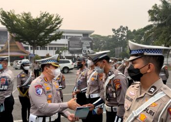 Dirlantas Polda Riau Berikan Penghargaan kepada 13 Personel Ditlantas Polda Riau yang Berprestasi