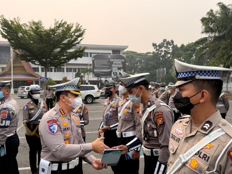 Dirlantas Polda Riau Berikan Penghargaan kepada 13 Personel Ditlantas Polda Riau yang Berprestasi