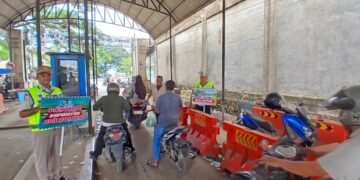 Dari Pasar Induk Lambaro, Polantas Karib Serukan Keselamatan: Fokus Berkendara, Jangan Terobos Lampu Merah