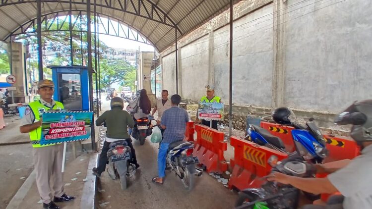Dari Pasar Induk Lambaro, Polantas Karib Serukan Keselamatan: Fokus Berkendara, Jangan Terobos Lampu Merah