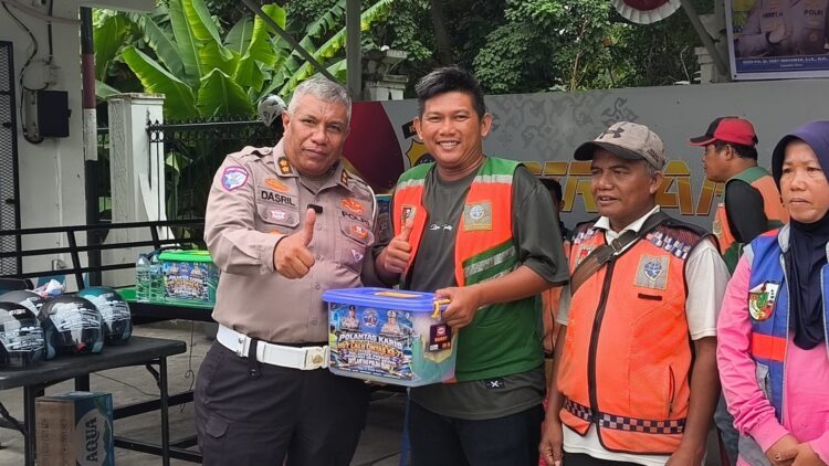 Semarak HUT Lalu Lintas Bhayangkara ke-71, Ditlantas Polda Riau Gelar Baksos Bersama Ojol, Jukir dan Petugas Kebersihan