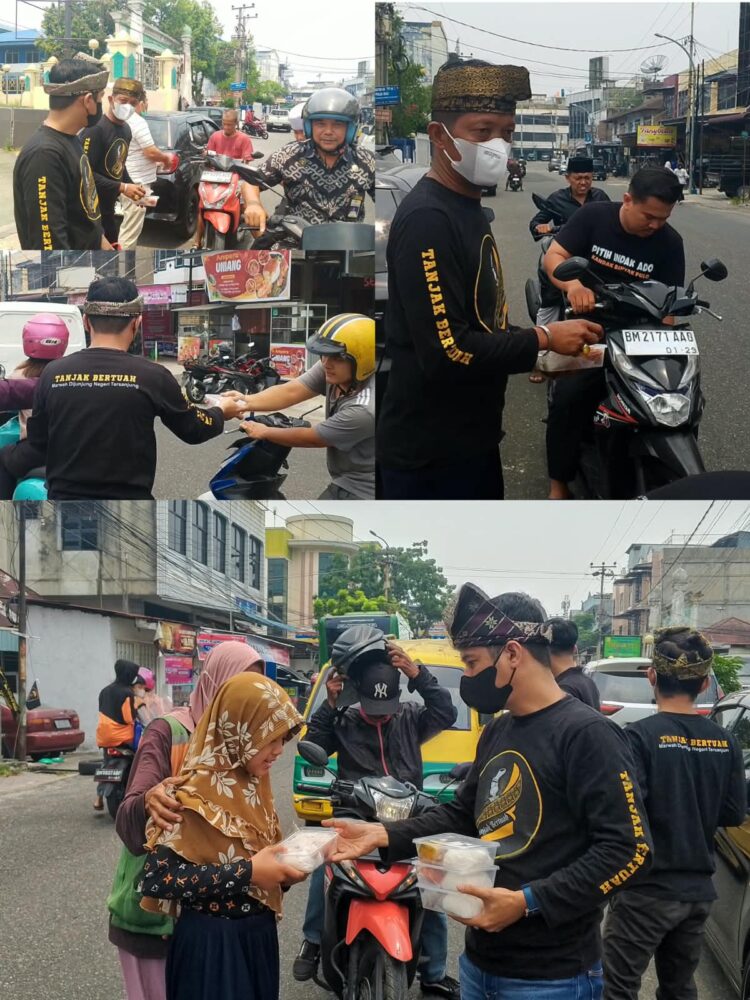 Ratusan Paket Makanan dan Masker Dibagikan, Tanjak Bertuah Riau Kembali “Bertingkah”
