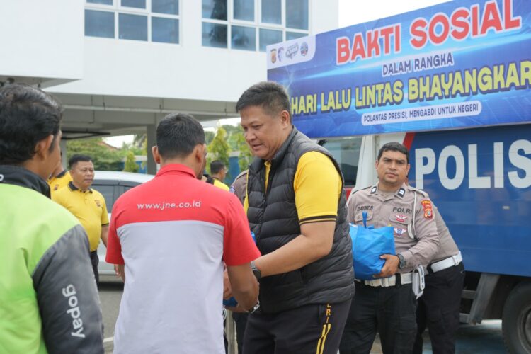 Polantas Karib Polda Aceh Rangkul Ojol, Bagikan 200 Paket Sembako di HUT Lalu Lintas Bhayangkara ke-71