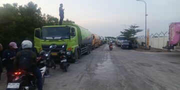 Truk CPO Lumpuh Total! Gerbang PT Agro Murni Dikunci, Puluhan Buruh TKBM Dumai Menjerit Hak Kerja Dirampas