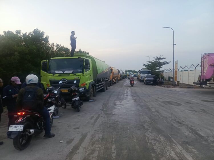 Truk CPO Lumpuh Total! Gerbang PT Agro Murni Dikunci, Puluhan Buruh TKBM Dumai Menjerit Hak Kerja Dirampas