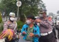 Polisi Bersama Masyarakat Ditlantas Polda Riau Bagikan Masker