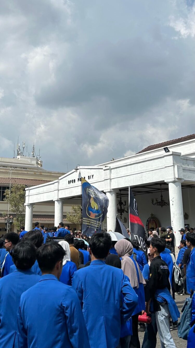 Ratusan Mahasiswa UII dan HMI Gelar Aksi di DPRD DIY: Evaluasi Dua Tahun Rezim Prabowo-Gibran