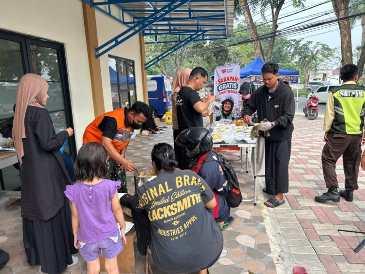 Rumah Zakat Kembali Gelar Berbagi Sarapan Gratis di Masjid At-Taqwa, Hadirkan Kepedulian bagi Para Pejuang Keluarga